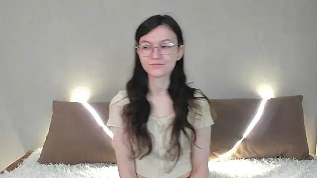 ThoraMarola online show from April 15, 2026, 5:02 am