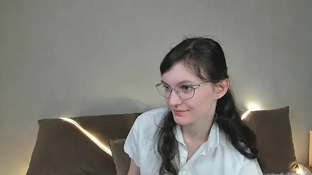 ThoraMarola online show from March 16, 2026, 5:15 am