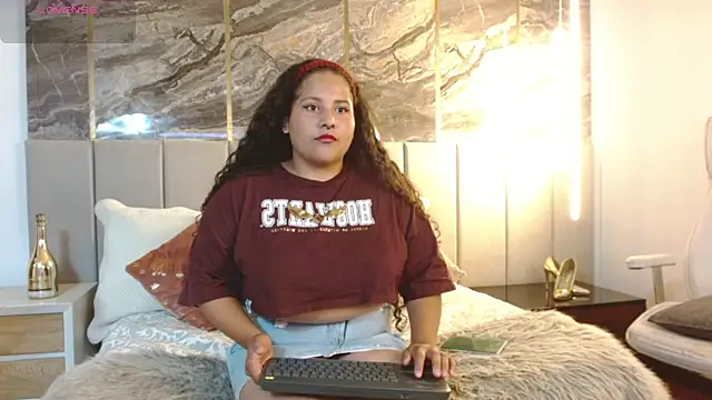 Snapshot of Lunea_kane chatting on January 14, 2026, 12:31 pm Lunea kane online show from January 14, 2026, 12:31 pm