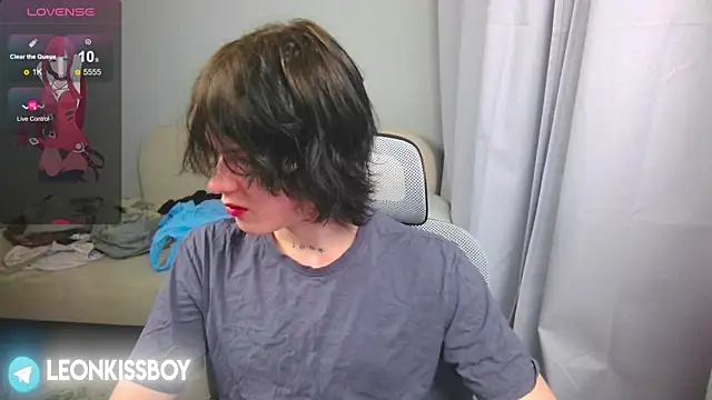 LeonBoykisser online show from April 13, 2026, 9:52 pm