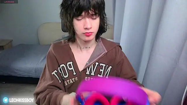 Snapshot of LeonBoykisser chatting on June 15, 2026, 12:12 am LeonBoykisser online show from June 15, 2026, 12:12 am