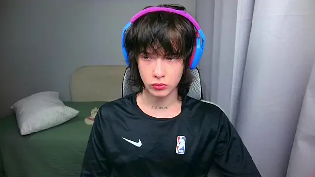 LeonBoykisser online show from June 3, 2026, 3:17 pm