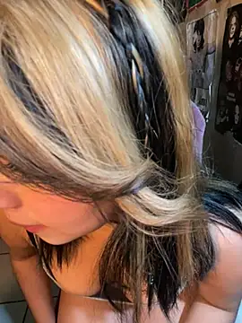 Snapshot of pinkybombon chatting on February 5, 2026, 11:55 pm pinkybombon online show from February 5, 2026, 11:55 pm