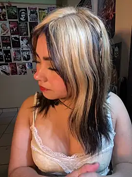 Snapshot of pinkybombon chatting on February 8, 2026, 2:20 am pinkybombon online show from February 8, 2026, 2:20 am