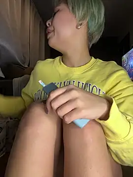 BADBITCHISAKI online show from April 16, 2026, 1:23 pm