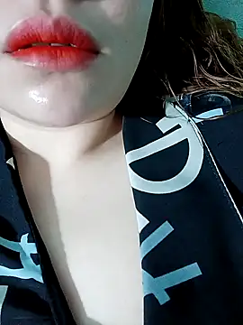 lylinhjim online show from February 10, 2026, 3:38 am