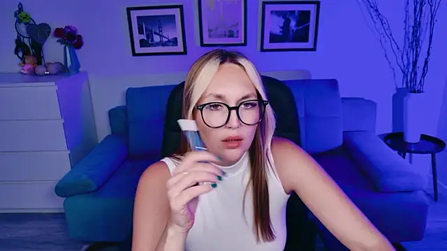 EvieMagical online show from July 10, 2026, 12:27 pm