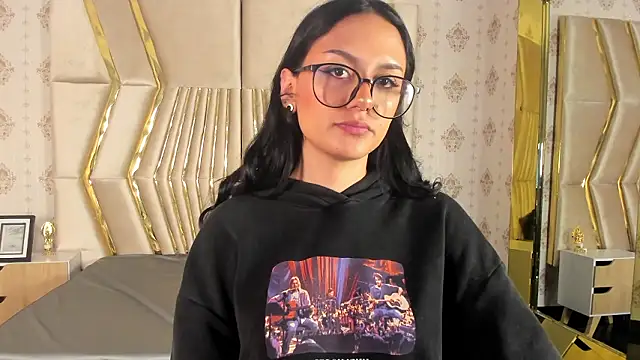 Snapshot of NiccolleHall chatting on February 13, 2026, 1:33 pm NiccolleHall online show from February 13, 2026, 1:33 pm