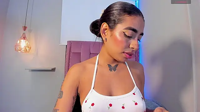 Scarlet Vixen  online show from May 20, 2026, 3:47 am