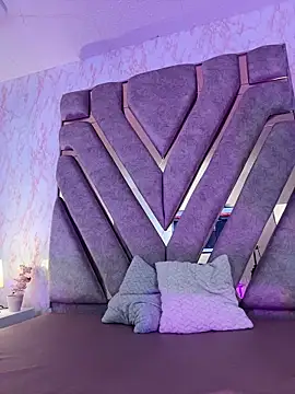 elodie rouge online show from April 17, 2026, 7:17 pm