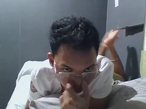 Snapshot of RogueSonX chatting on March 6, 2026, 1:17 pm RogueSonX online show from March 6, 2026, 1:17 pm