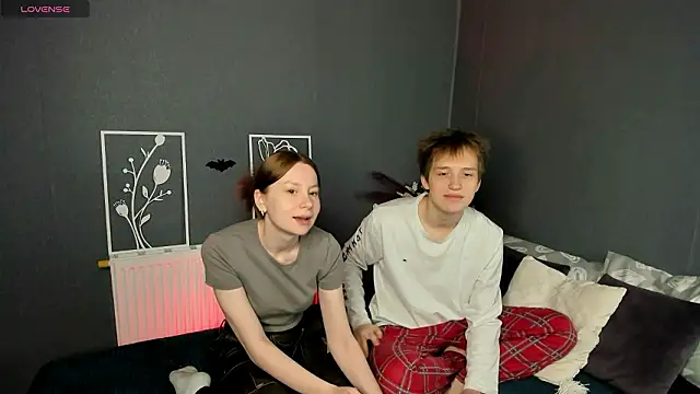 Lola Raivis  online show from February 15, 2026, 7:35 pm