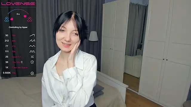 Snapshot of RoxanneComisky chatting on February 1, 2026, 7:06 am RoxanneComisky online show from February 1, 2026, 7:06 am