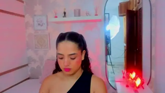 Snapshot of Emma_Thompssonn chatting on May 4, 2026, 11:57 am Emma Thompssonn online show from May 4, 2026, 11:57 am