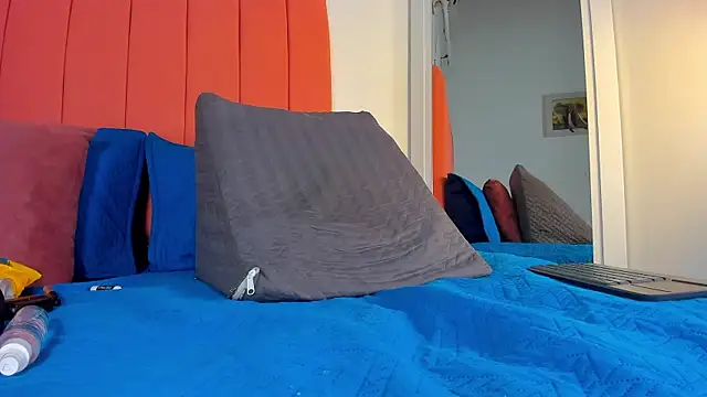 rose thompson19 online show from April 11, 2026, 8:01 pm