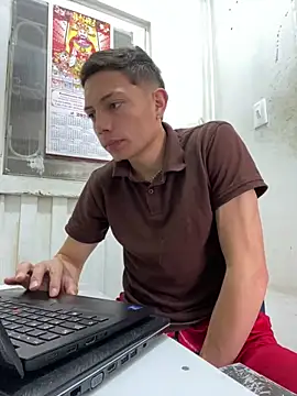 Snapshot of santiObrero chatting on February 18, 2026, 4:25 pm santiObrero online show from February 18, 2026, 4:25 pm