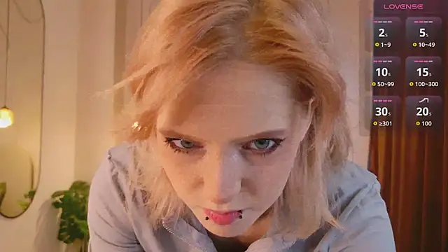 Snapshot of MoonlightAsuna chatting on February 5, 2026, 1:40 pm MoonlightAsuna online show from February 5, 2026, 1:40 pm