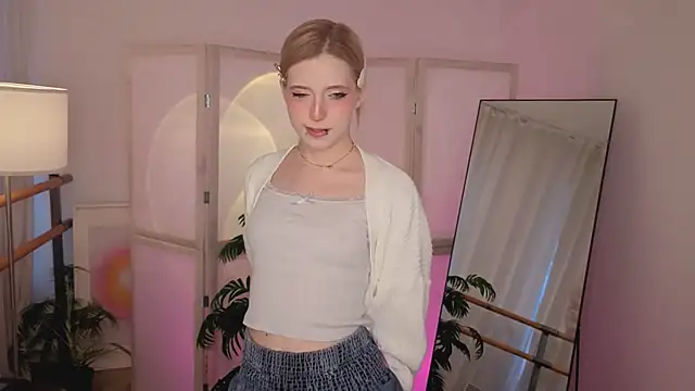 Snapshot of MoonlightAsuna chatting on February 19, 2026, 2:03 pm MoonlightAsuna online show from February 19, 2026, 2:03 pm