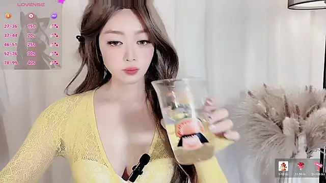 Snapshot of XinYuemeimei chatting on April 28, 2026, 2:43 pm XinYuemeimei online show from April 28, 2026, 2:43 pm