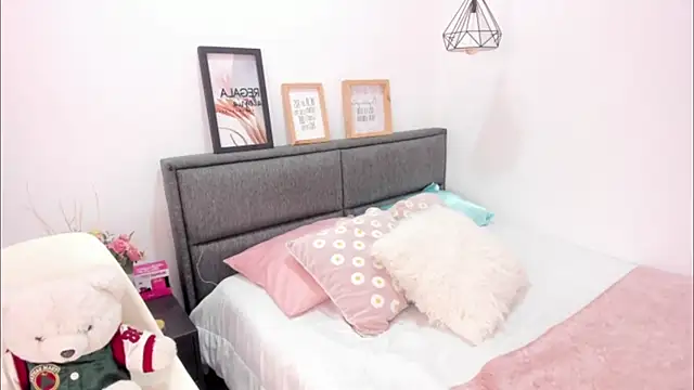 Snapshot of annarosse_ chatting on February 16, 2026, 12:04 pm annarosse online show from February 16, 2026, 12:04 pm