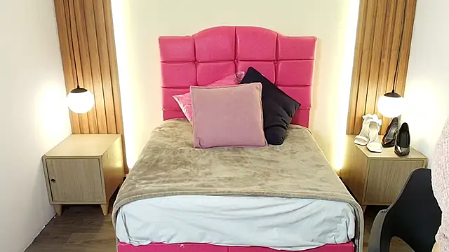 IvonneRoss  online show from February 16, 2026, 12:04 pm