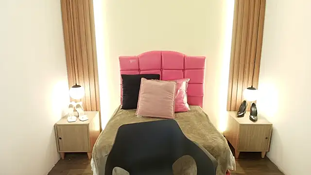 IvonneRoss  online show from February 24, 2026, 12:17 pm