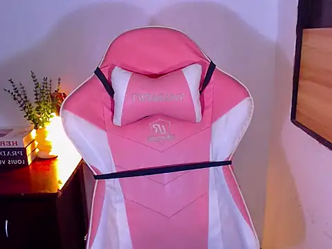 Snapshot of SeducingMonica chatting on February 17, 2026, 11:57 pm SeducingMonica online show from February 17, 2026, 11:57 pm