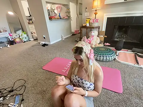 Pink mink21 online show from April 5, 2026, 8:15 pm