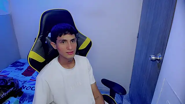 Snapshot of Akyra_latinn chatting on February 26, 2026, 9:48 pm Akyra latinn online show from February 26, 2026, 9:48 pm