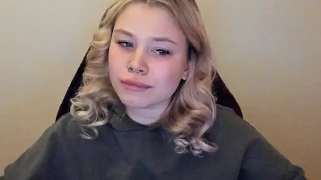 Lulu Di online show from February 4, 2026, 11:44 pm