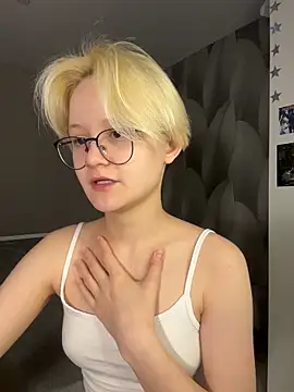 LuunaDorean online show from February 4, 2026, 10:05 pm