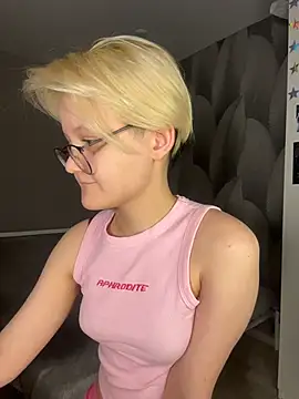 LuunaDorean online show from February 7, 2026, 11:57 pm