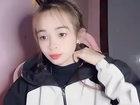 Emily031 online show from February 9, 2026, 4:05 pm