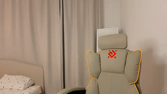 ssandralovin online show from April 17, 2026, 8:22 pm