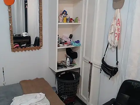 thomass1018 online show from April 16, 2026, 9:39 pm