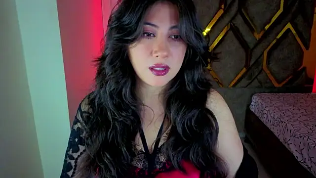 Snapshot of Luvienne chatting on February 15, 2026, 7:24 pm Luvienne online show from February 15, 2026, 7:24 pm