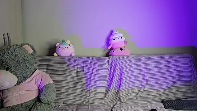 Snapshot of ViolettM chatting on February 20, 2026, 6:48 am ViolettM online show from February 20, 2026, 6:48 am