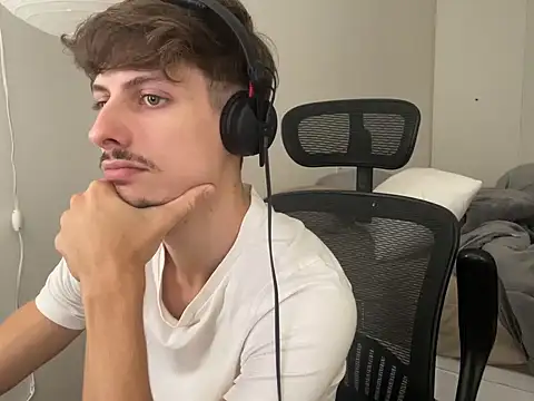 Snapshot of vitoraugustoxxx chatting on February 9, 2026, 2:48 pm vitoraugustoxxx online show from February 9, 2026, 2:48 pm