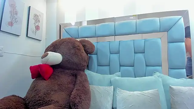 crystalstonee online show from February 14, 2026, 7:58 pm