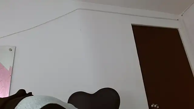 ElaMurray02 online show from April 28, 2026, 12:09 pm