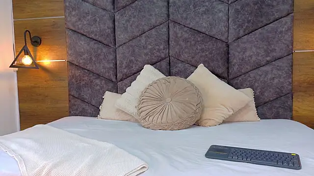 Snapshot of AnnieRouse__ chatting on March 1, 2026, 11:43 am AnnieRouse online show from March 1, 2026, 11:43 am