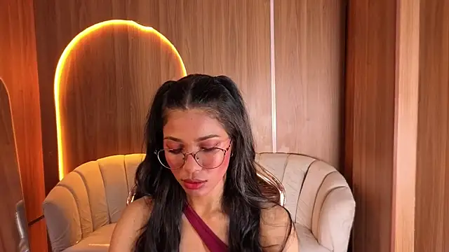 Alina b  online show from April 18, 2026, 7:51 pm