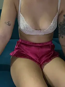 cansuuxx35 online show from February 4, 2026, 8:04 pm