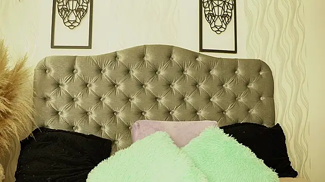 katt eyes  online show from March 31, 2026, 1:13 pm