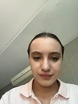 MiaTee online show from April 3, 2026, 1:56 am