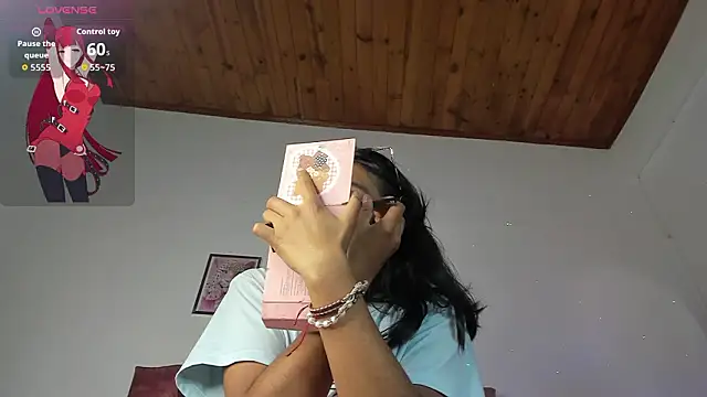 luna velveth online show from March 27, 2026, 1:14 am