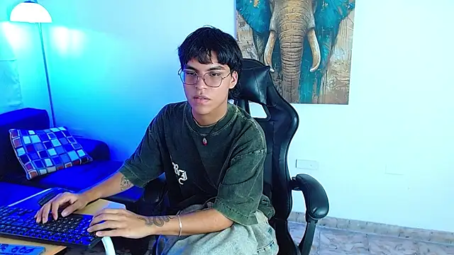 Maecum18 online show from July 17, 2026, 9:23 pm