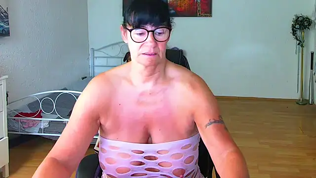 Snapshot of Sylly chatting on May 3, 2026, 6:07 am Sylly online show from May 3, 2026, 6:07 am