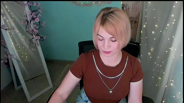 CuttieEmma online show from June 16, 2026, 1:11 pm