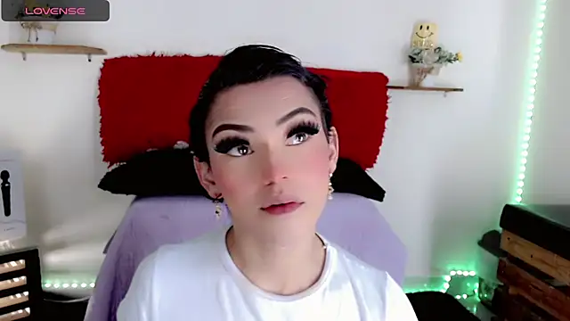 NathalialLooes online show from February 22, 2026, 10:11 pm